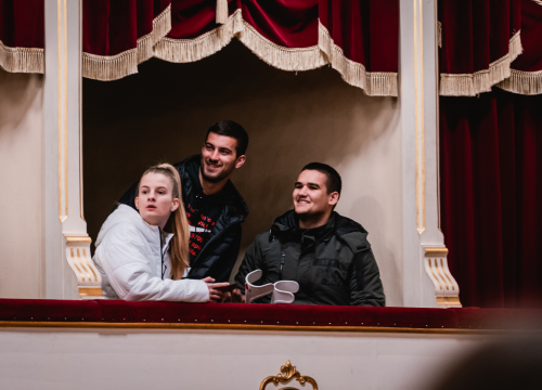 Fotografija 5 - Smijeh i suze za Luku Škarića koji je iz publike gledao prijatelje kako mu ‘Mojom pričom’ skupljaju novac za operaciju