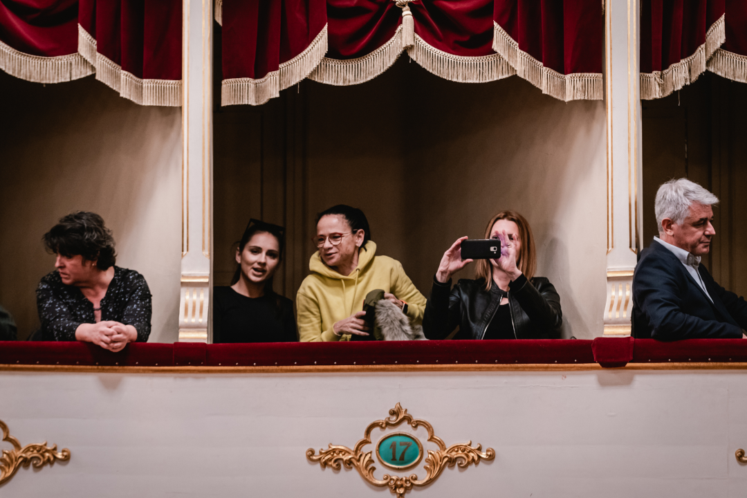 Smijeh i suze za Luku Škarića koji je iz publike gledao prijatelje kako mu ‘Mojom pričom’ skupljaju novac za operaciju