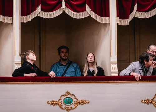 Fotografija 6 - Smijeh i suze za Luku Škarića koji je iz publike gledao prijatelje kako mu ‘Mojom pričom’ skupljaju novac za operaciju