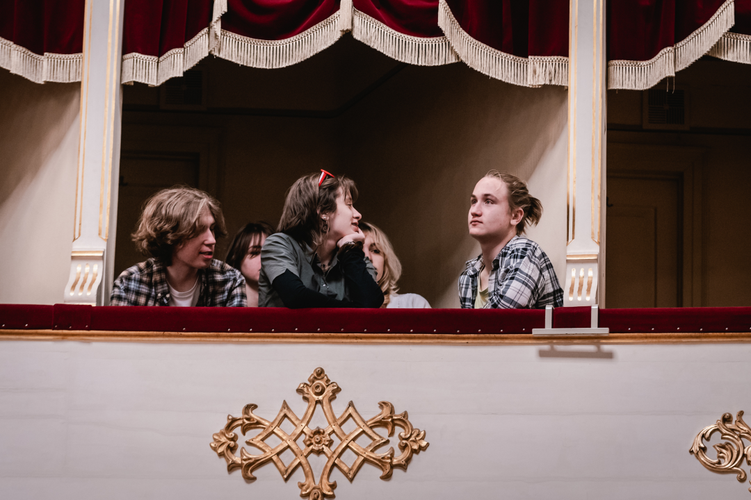 Smijeh i suze za Luku Škarića koji je iz publike gledao prijatelje kako mu ‘Mojom pričom’ skupljaju novac za operaciju