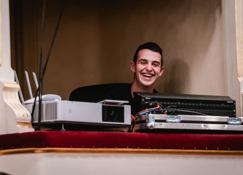 Fotografija 10 - Smijeh i suze za Luku Škarića koji je iz publike gledao prijatelje kako mu ‘Mojom pričom’ skupljaju novac za operaciju