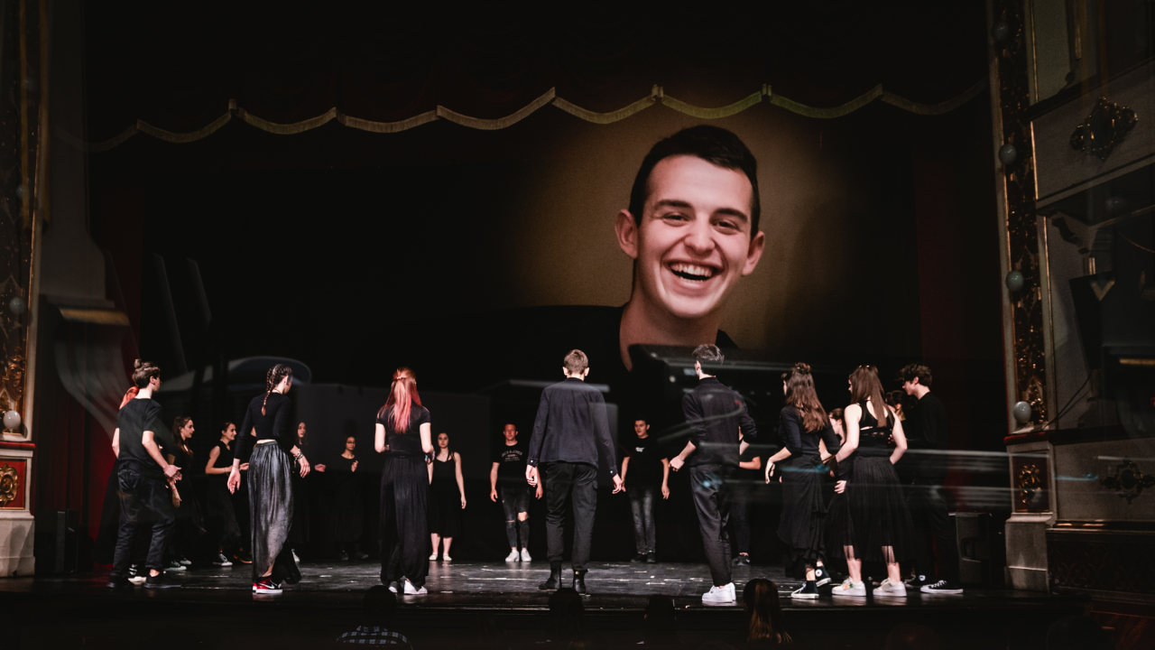 Smijeh i suze za Luku Škarića koji je iz publike gledao prijatelje kako mu ‘Mojom pričom’ skupljaju novac za operaciju