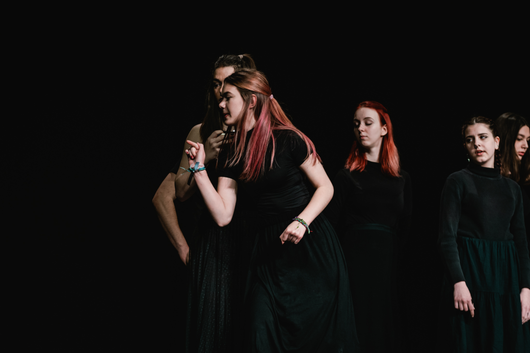 Smijeh i suze za Luku Škarića koji je iz publike gledao prijatelje kako mu ‘Mojom pričom’ skupljaju novac za operaciju