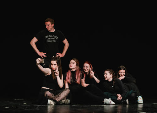 Fotografija 19 - Smijeh i suze za Luku Škarića koji je iz publike gledao prijatelje kako mu ‘Mojom pričom’ skupljaju novac za operaciju