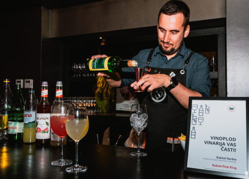 Fotografija 2 - Spektakularne slike na pozornici Arsena: 'Boginja gitare' Kaki King u Šibeniku doslovno obojala zvuk!