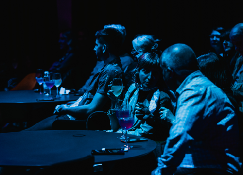 Fotografija 6 - Spektakularne slike na pozornici Arsena: 'Boginja gitare' Kaki King u Šibeniku doslovno obojala zvuk!