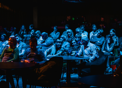 Fotografija 7 - Spektakularne slike na pozornici Arsena: 'Boginja gitare' Kaki King u Šibeniku doslovno obojala zvuk!