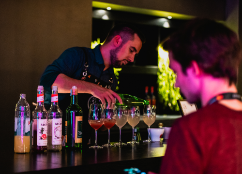 Fotografija 8 - Spektakularne slike na pozornici Arsena: 'Boginja gitare' Kaki King u Šibeniku doslovno obojala zvuk!