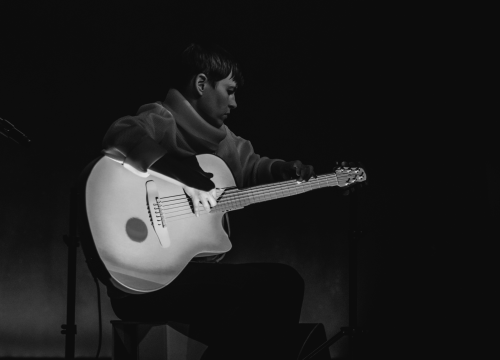 Fotografija 10 - Spektakularne slike na pozornici Arsena: 'Boginja gitare' Kaki King u Šibeniku doslovno obojala zvuk!