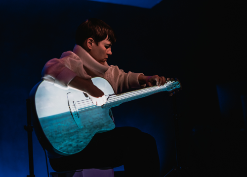Fotografija 11 - Spektakularne slike na pozornici Arsena: 'Boginja gitare' Kaki King u Šibeniku doslovno obojala zvuk!