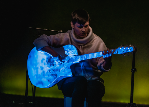Fotografija 13 - Spektakularne slike na pozornici Arsena: 'Boginja gitare' Kaki King u Šibeniku doslovno obojala zvuk!