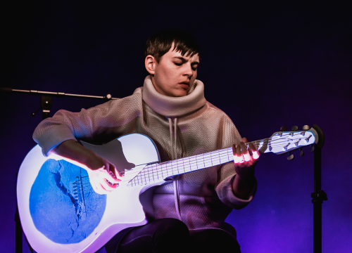 Fotografija 12 - Spektakularne slike na pozornici Arsena: 'Boginja gitare' Kaki King u Šibeniku doslovno obojala zvuk!