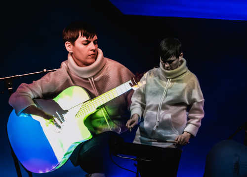 Fotografija 15 - Spektakularne slike na pozornici Arsena: 'Boginja gitare' Kaki King u Šibeniku doslovno obojala zvuk!