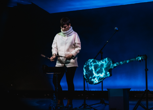 Fotografija 14 - Spektakularne slike na pozornici Arsena: 'Boginja gitare' Kaki King u Šibeniku doslovno obojala zvuk!