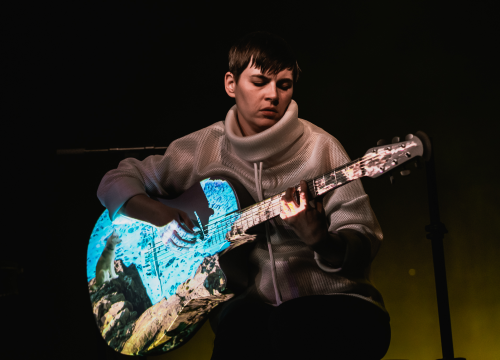 Fotografija 16 - Spektakularne slike na pozornici Arsena: 'Boginja gitare' Kaki King u Šibeniku doslovno obojala zvuk!