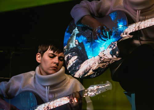 Fotografija 17 - Spektakularne slike na pozornici Arsena: 'Boginja gitare' Kaki King u Šibeniku doslovno obojala zvuk!