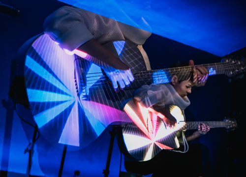 Fotografija 19 - Spektakularne slike na pozornici Arsena: 'Boginja gitare' Kaki King u Šibeniku doslovno obojala zvuk!