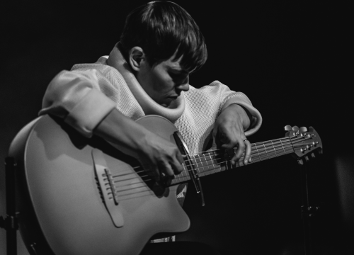 Fotografija 20 - Spektakularne slike na pozornici Arsena: 'Boginja gitare' Kaki King u Šibeniku doslovno obojala zvuk!