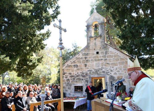 Uskrsni Emaus na Skradinskom buku okupio veliki broj vjernika