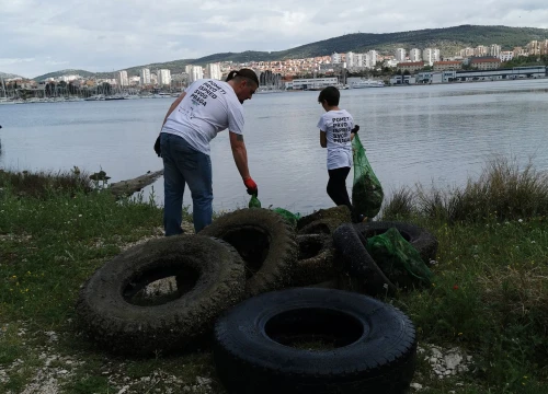 Fotografija 6 - Očišćena Dumboka: Tridesetak ljudi prikupilo 70 vreća smeća i dvadesetak automobilskih guma