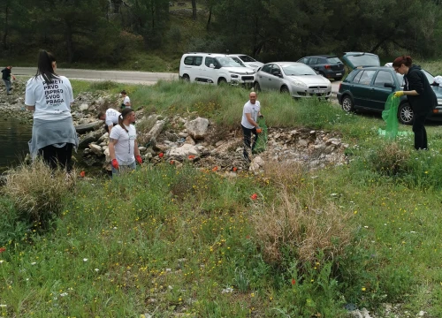 Fotografija 9 - Očišćena Dumboka: Tridesetak ljudi prikupilo 70 vreća smeća i dvadesetak automobilskih guma