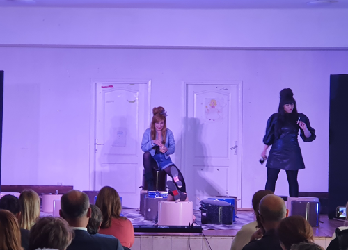 Fotografija 3 - Moruzgva u Biskupiji:  Ecija Ojdanić, Barbara Nola i Ana Begić gole u kavezu