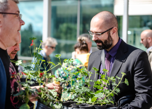 Fotografija 6 - Preko 2000 cvjetnih sadnica podijeljeno na Poljani dok si rekao 'điran'