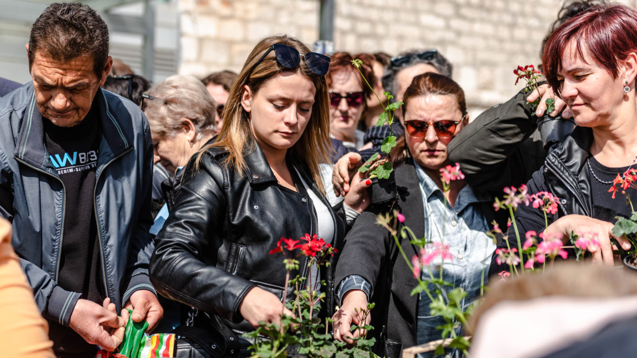 Preko 2000 cvjetnih sadnica podijeljeno na Poljani dok si rekao 'điran'