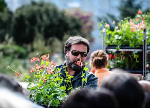 Fotografija 8 - Preko 2000 cvjetnih sadnica podijeljeno na Poljani dok si rekao 'điran'