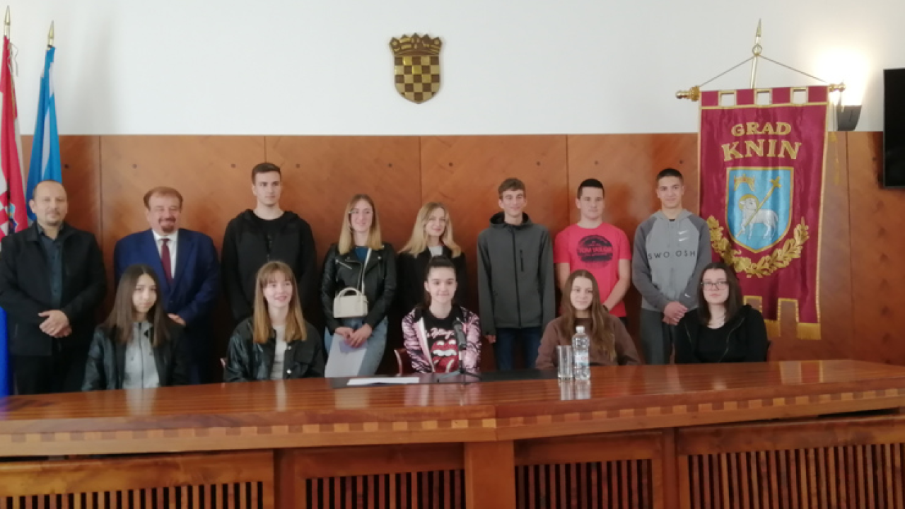 Grad Knin dodijelio 21 novu stipendiju: 'Ovo je jedna od demografskih mjera kojima ulažemo u budućnost'