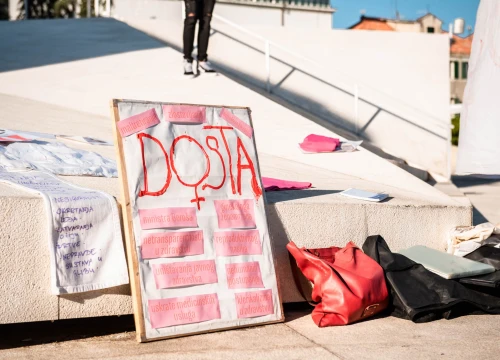 Fotografija 5 - Prosvjed u znak potpore Mireli Čavajdi: 'Ovo nam je podsjetnik koliko sustav može biti okrutan prema ženama'