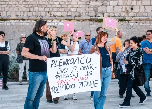 Fotografija 6 - Prosvjed u znak potpore Mireli Čavajdi: 'Ovo nam je podsjetnik koliko sustav može biti okrutan prema ženama'