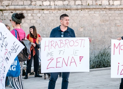 Fotografija 8 - Prosvjed u znak potpore Mireli Čavajdi: 'Ovo nam je podsjetnik koliko sustav može biti okrutan prema ženama'
