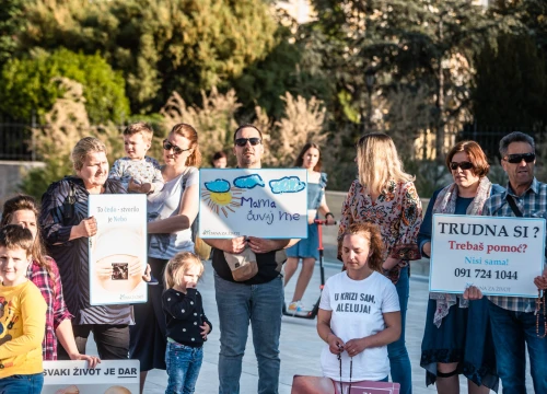 Fotografija 9 - Prosvjed u znak potpore Mireli Čavajdi: 'Ovo nam je podsjetnik koliko sustav može biti okrutan prema ženama'
