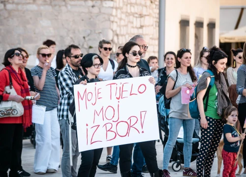 Fotografija 10 - Prosvjed u znak potpore Mireli Čavajdi: 'Ovo nam je podsjetnik koliko sustav može biti okrutan prema ženama'