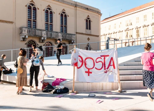 Fotografija 11 - Prosvjed u znak potpore Mireli Čavajdi: 'Ovo nam je podsjetnik koliko sustav može biti okrutan prema ženama'