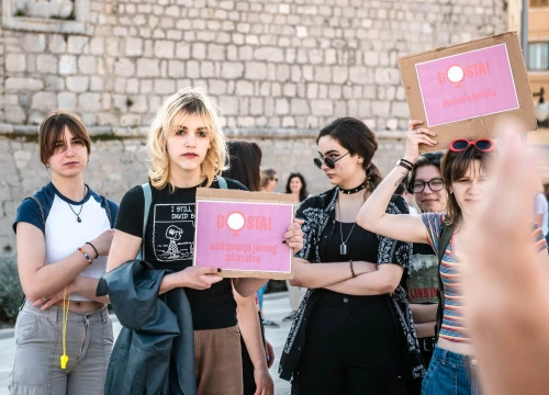Fotografija 13 - Prosvjed u znak potpore Mireli Čavajdi: 'Ovo nam je podsjetnik koliko sustav može biti okrutan prema ženama'