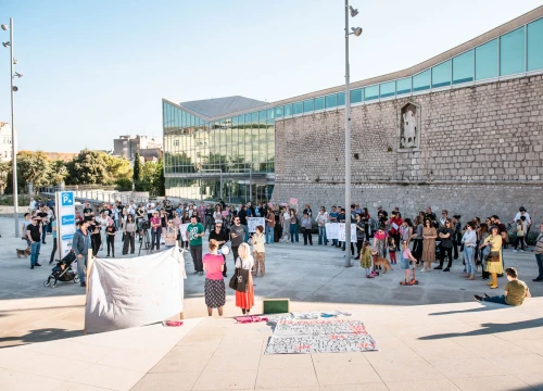 Fotografija 14 - Prosvjed u znak potpore Mireli Čavajdi: 'Ovo nam je podsjetnik koliko sustav može biti okrutan prema ženama'
