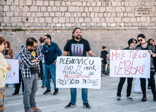 Fotografija 15 - Prosvjed u znak potpore Mireli Čavajdi: 'Ovo nam je podsjetnik koliko sustav može biti okrutan prema ženama'