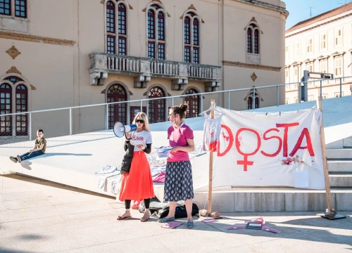 Fotografija 1 - Prosvjed u znak potpore Mireli Čavajdi: 'Ovo nam je podsjetnik koliko sustav može biti okrutan prema ženama'