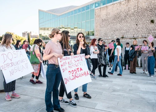 Fotografija 19 - Prosvjed u znak potpore Mireli Čavajdi: 'Ovo nam je podsjetnik koliko sustav može biti okrutan prema ženama'