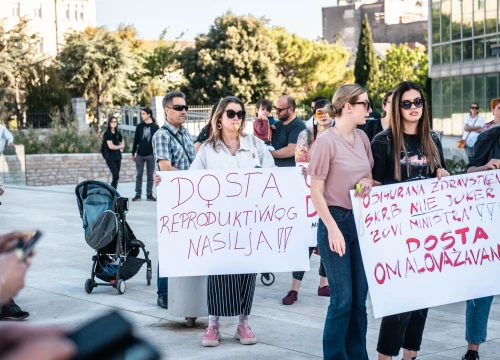 Fotografija 23 - Prosvjed u znak potpore Mireli Čavajdi: 'Ovo nam je podsjetnik koliko sustav može biti okrutan prema ženama'