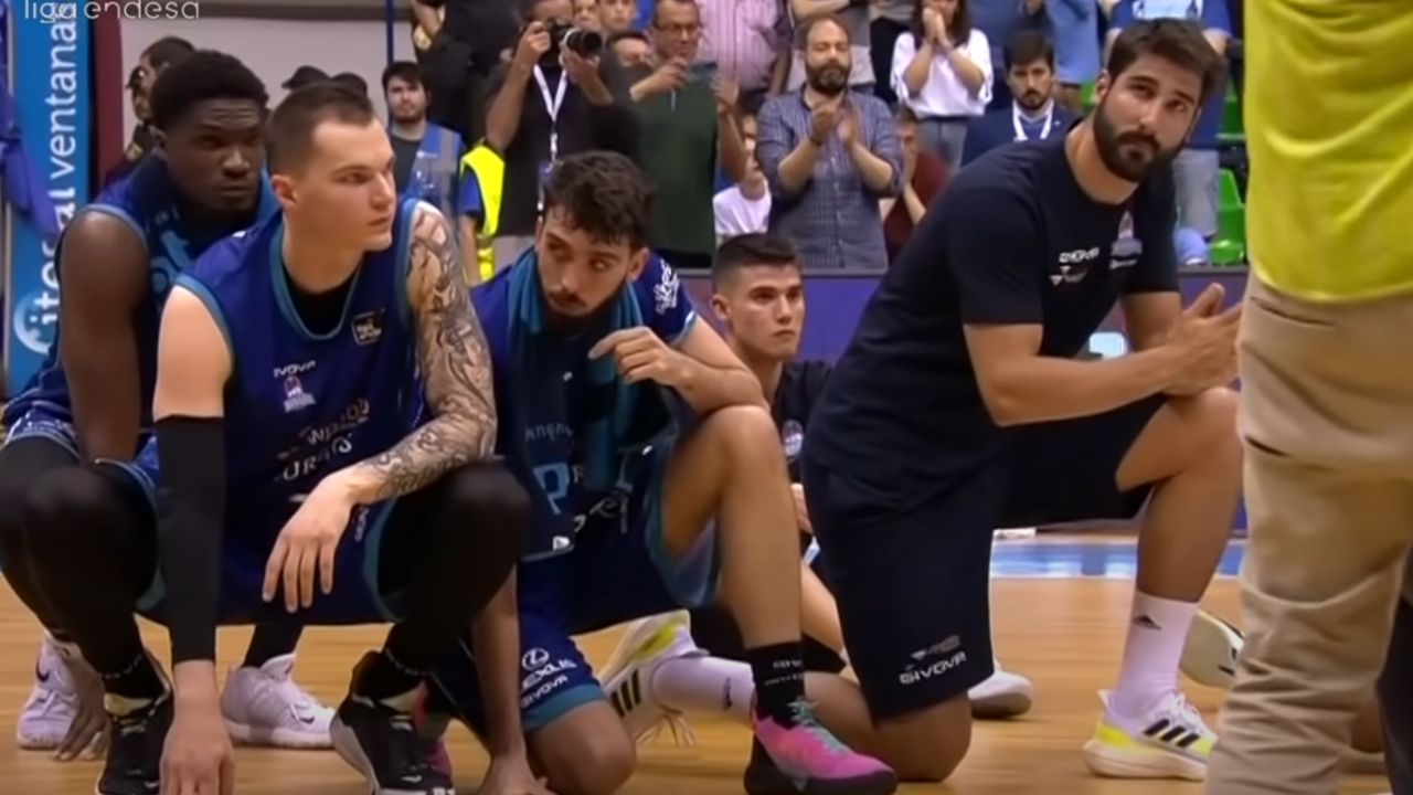 Predsjednik košarkaškog kluba natjerao igrače da kleče pred navijačima nakon užasne sezone