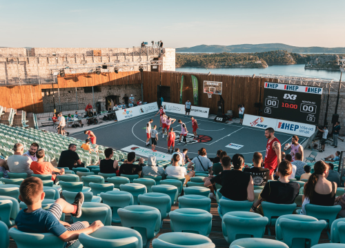 Fotografija 2 - Basket se sinoć igrao na najljepšem igralištu: Tvrđava sv. Mihovila domaćin Pro 3x3 Tour-a