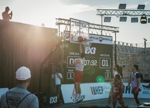 Fotografija 7 - Basket se sinoć igrao na najljepšem igralištu: Tvrđava sv. Mihovila domaćin Pro 3x3 Tour-a