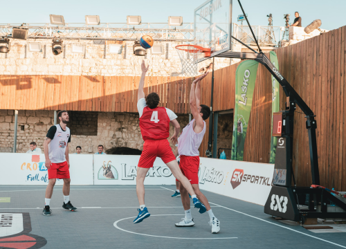Fotografija 8 - Basket se sinoć igrao na najljepšem igralištu: Tvrđava sv. Mihovila domaćin Pro 3x3 Tour-a