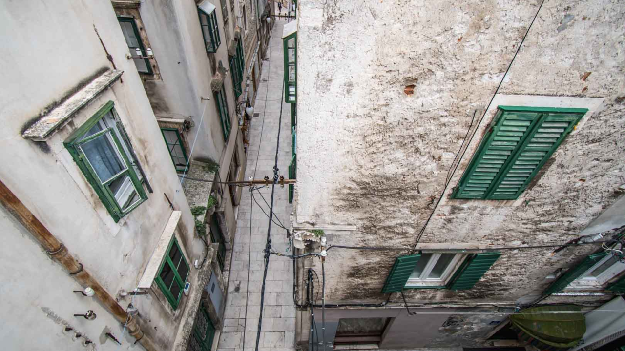 Polaznici narodnog sveučilišta goli i bosi na praksi u Kalelargi