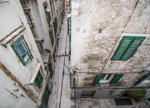 Polaznici narodnog sveučilišta goli i bosi na praksi u Kalelargi