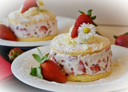 Kremasti složenac od jagoda i milerama bez pečenja