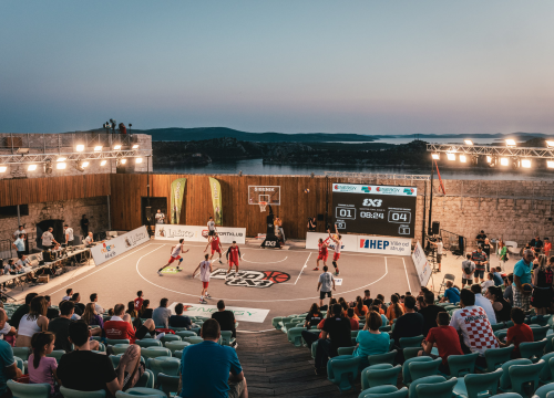Fotografija 3 - Basket se na Mihovilu i sinoć igrao pred gotovo praznim gledalištem, ako izuzmemo igrače!